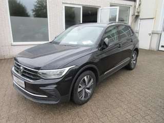 Schräge Frontansicht auf einen Volkswagen Tiguan , freigestellt