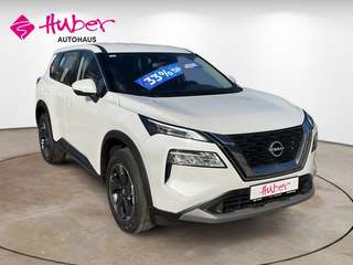 Schräge Frontansicht auf einen Nissan X-TRAIL , freigestellt