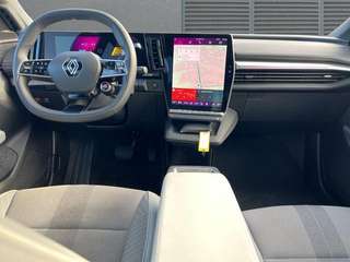 Schräge Frontansicht auf einen Renault Scenic E-TECH , freigestellt