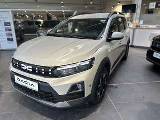 Schräge Frontansicht auf einen Dacia Jogger , freigestellt