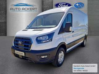 Schräge Frontansicht auf einen Ford Transit , freigestellt