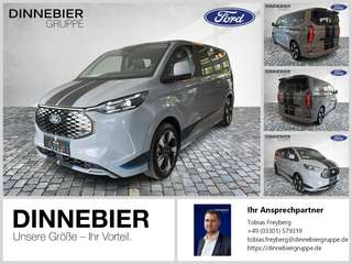 Schräge Frontansicht auf einen Ford Tourneo Custom , freigestellt
