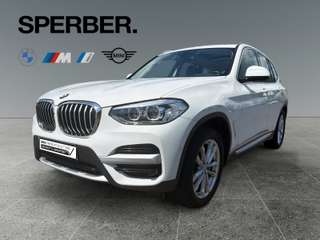 Schräge Frontansicht auf einen BMW X3 , freigestellt