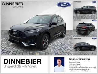 Schräge Frontansicht auf einen Ford Kuga , freigestellt