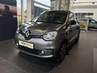 Schräge Frontansicht auf einen Renault Twingo , freigestellt