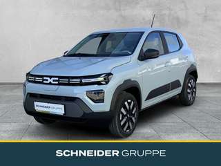 Schräge Frontansicht auf einen Dacia Spring , freigestellt