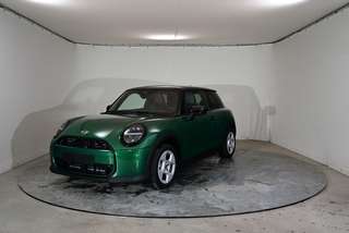 Schräge Frontansicht auf einen MINI COOPER , freigestellt