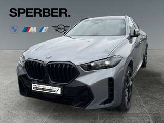 Schräge Frontansicht auf einen BMW X6 , freigestellt
