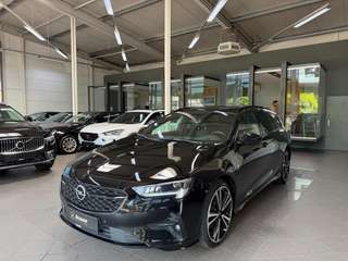 Schräge Frontansicht auf einen Opel Insignia , freigestellt