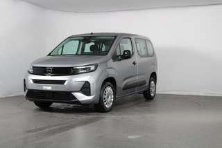 Schräge Frontansicht auf einen Opel Combo , freigestellt