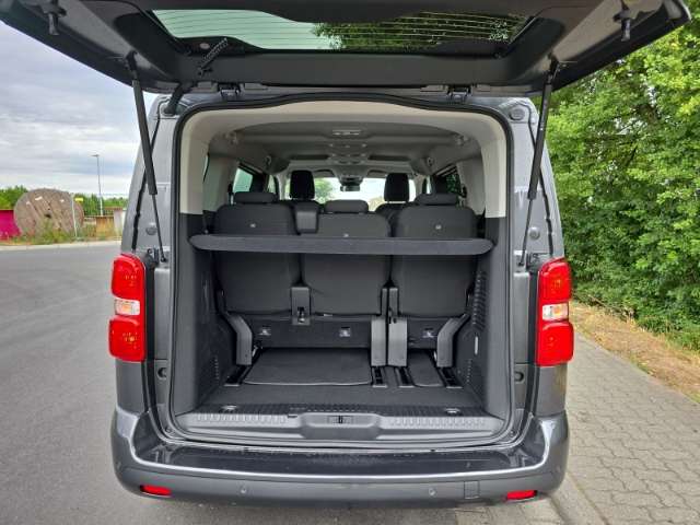 Fahrzeugbild eines Peugeot Traveller