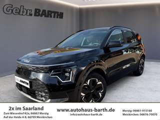 Schräge Frontansicht auf einen Kia Niro , freigestellt