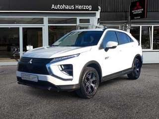 Schräge Frontansicht auf einen Mitsubishi Eclipse Cross , freigestellt