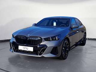 Schräge Frontansicht auf einen BMW 5er-Reihe , freigestellt