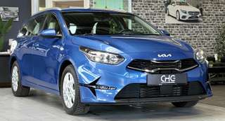 Schräge Frontansicht auf einen Kia cee'd , freigestellt