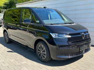 Schräge Frontansicht auf einen Volkswagen Multivan , freigestellt