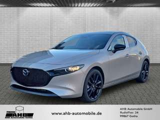 Schräge Frontansicht auf einen Mazda Mazda3 , freigestellt