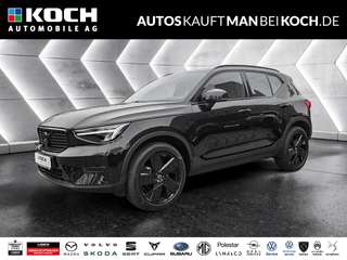 Schräge Frontansicht auf einen Volvo XC40 , freigestellt