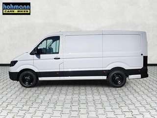 Schräge Frontansicht auf einen Volkswagen Crafter , freigestellt
