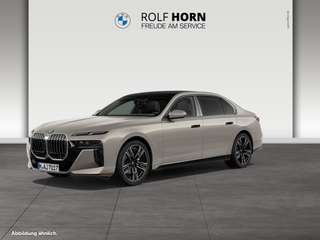 Schräge Frontansicht auf einen BMW 7er-Reihe , freigestellt