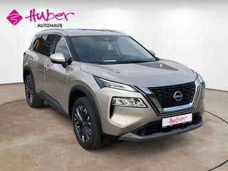 Schräge Frontansicht auf einen Nissan X-TRAIL , freigestellt
