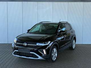 Schräge Frontansicht auf einen Volkswagen T-Cross , freigestellt