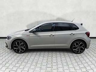 Schräge Frontansicht auf einen Volkswagen Polo , freigestellt