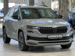 Schräge Frontansicht auf einen Skoda Karoq , freigestellt