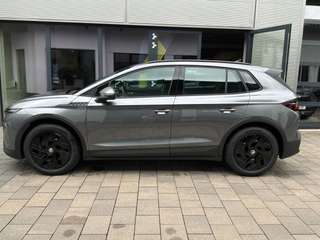 Schräge Frontansicht auf einen Skoda ELROQ , freigestellt