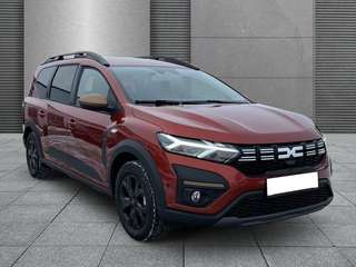 Schräge Frontansicht auf einen Dacia Jogger , freigestellt