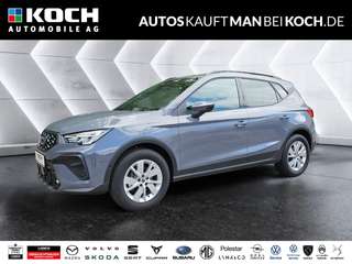 Schräge Frontansicht auf einen SEAT Arona , freigestellt