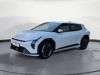 Schräge Frontansicht auf einen Kia EV4 , freigestellt