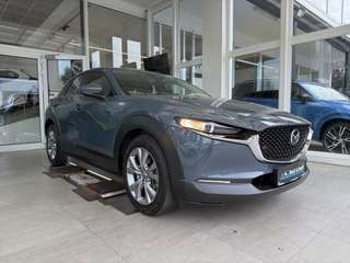 Schräge Frontansicht auf einen Mazda CX-30 , freigestellt