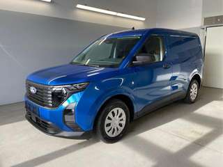 Schräge Frontansicht auf einen Ford Transit , freigestellt