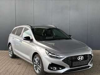 Schräge Frontansicht auf einen Hyundai i30 , freigestellt