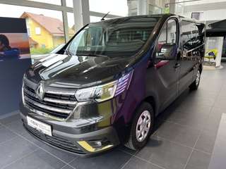 Schräge Frontansicht auf einen Renault Trafic , freigestellt