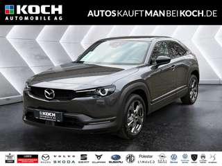 Schräge Frontansicht auf einen Mazda MX-30 , freigestellt