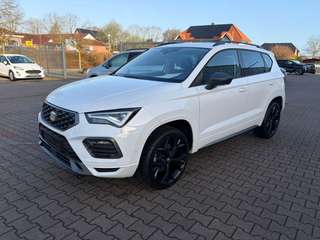 Schräge Frontansicht auf einen SEAT Ateca , freigestellt