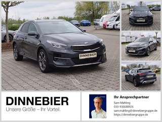 Schräge Frontansicht auf einen Kia XCeed , freigestellt