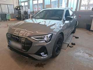 Schräge Frontansicht auf einen Audi e-tron , freigestellt