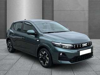 Schräge Frontansicht auf einen Dacia Sandero , freigestellt