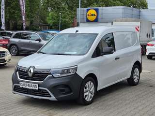 Schräge Frontansicht auf einen Renault Kangoo , freigestellt
