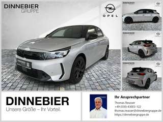 Schräge Frontansicht auf einen Opel Corsa , freigestellt