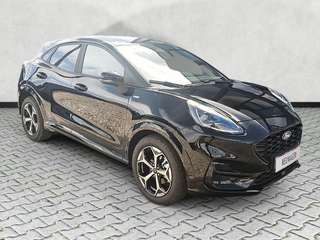 Schräge Frontansicht auf einen Ford Puma , freigestellt