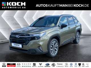 Schräge Frontansicht auf einen Subaru Forester , freigestellt