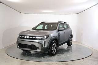 Schräge Frontansicht auf einen Dacia Duster , freigestellt