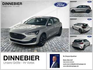 Schräge Frontansicht auf einen Ford Focus , freigestellt