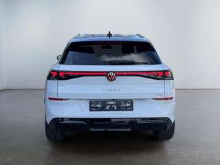 Schräge Frontansicht auf einen Volkswagen T-Roc , freigestellt