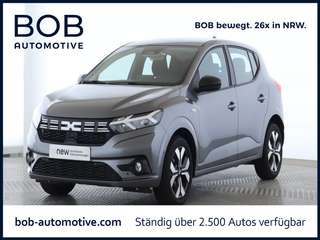 Schräge Frontansicht auf einen Dacia Sandero , freigestellt