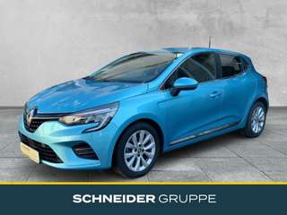 Schräge Frontansicht auf einen Renault Clio , freigestellt